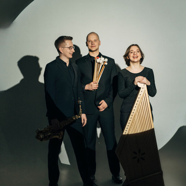 Šī gada 25. aprīlī plkst. 16 Ventas krastā, Ventspils ielas galā iepretim Kuldīgas skatu tornim, notiks iniciatīvas “Lašu dziesma” pirmā aktivitāte – publiska diskusija “Nārsts nav bufete”. Tā būs veltīta lašu nārsta laikam un upes ekosistēmas ilgtspējai. Pasākuma noslēgumā ugunskura koncertā uzstāsies “Trio Tresensus” – Līga Griķe (kokle), Aigars Raumanis (saksofons) un Uģis Upenieks (perkusijas).